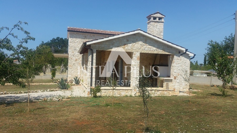 Istra, Poreč - Lepa samostojna hiša z dvema apartmajema in velikim, lepim zemljiščem