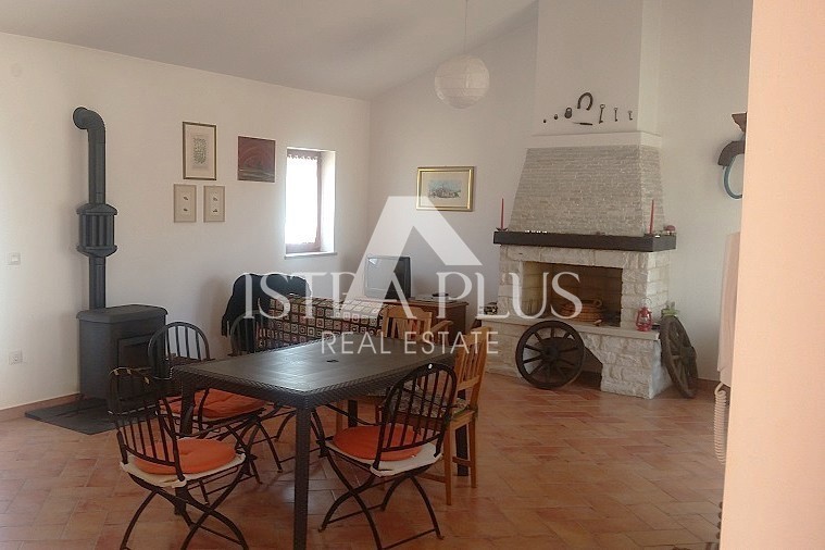 Istra, Poreč - Lepa samostojna hiša z dvema apartmajema in velikim, lepim zemljiščem
