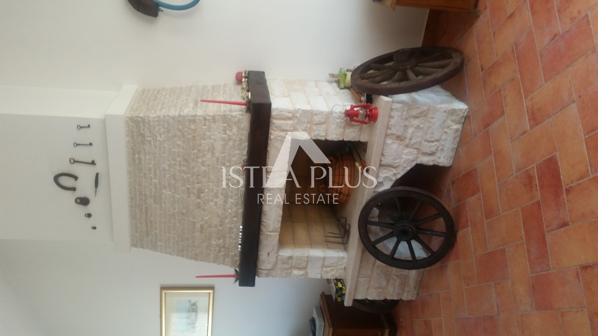 Istra, Poreč - Lepa samostojna hiša z dvema apartmajema in velikim, lepim zemljiščem