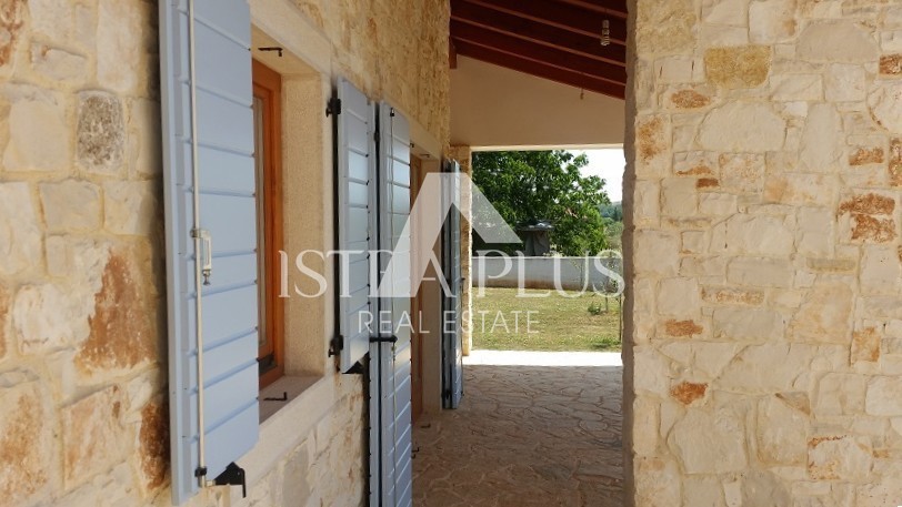 Istra, Poreč - Lepa samostojna hiša z dvema apartmajema in velikim, lepim zemljiščem
