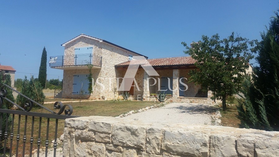 Istra, Poreč - Lepa samostojna hiša z dvema apartmajema in velikim, lepim zemljiščem