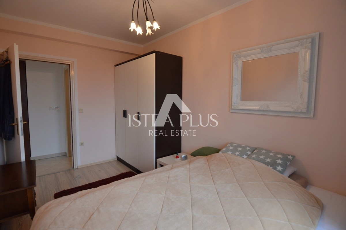 Istra, Poreč Priložnost! Družinska hiša razdeljena na 2 apartmaja v Poreču 1500m od morja!!