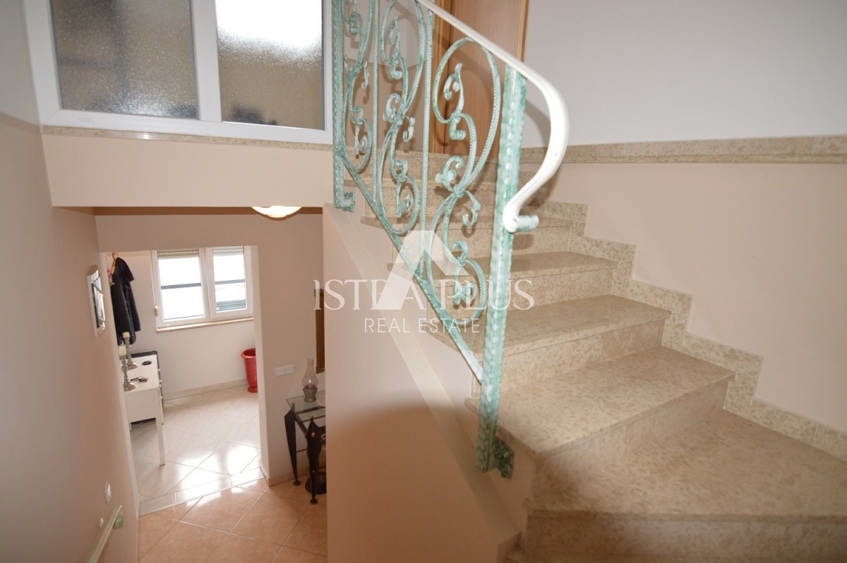 Istra, Poreč Priložnost! Družinska hiša razdeljena na 2 apartmaja v Poreču 1500m od morja!!