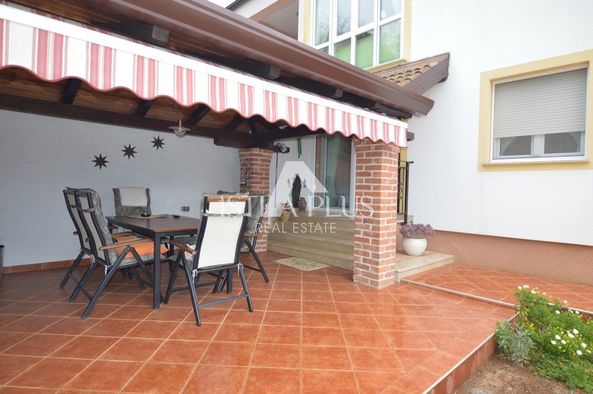 Istra, Poreč Priložnost! Družinska hiša razdeljena na 2 apartmaja v Poreču 1500m od morja!!