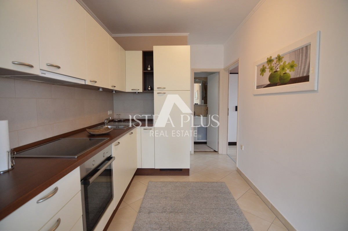 Istra, Poreč Priložnost! Družinska hiša razdeljena na 2 apartmaja v Poreču 1500m od morja!!