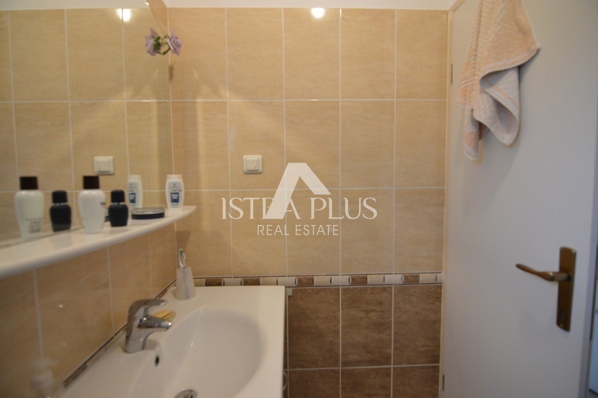 Istra, Poreč Priložnost! Družinska hiša razdeljena na 2 apartmaja v Poreču 1500m od morja!!
