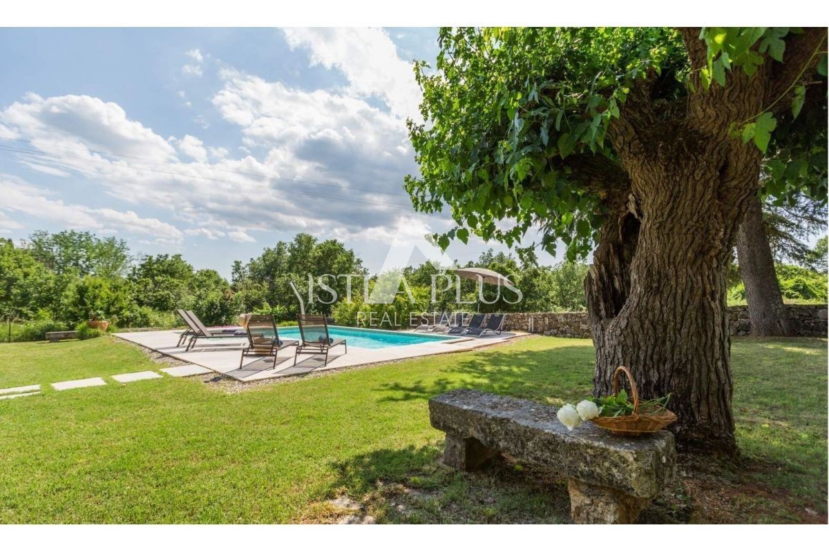 Istra, okolica Poreča - Samostojna hiša z bazenom, obdana z naravo