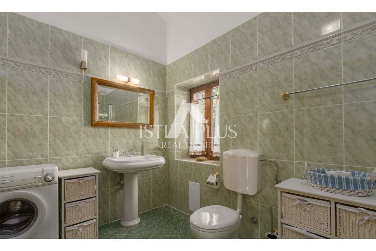 Istra, okolica Poreča - Samostojna hiša z bazenom, obdana z naravo