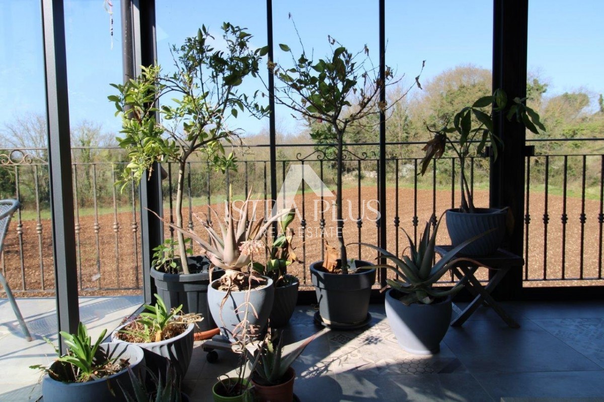 Čudovita lokacija v bližini Poreča, družinska hiša - 160 m², parcela 2000 m², bazen in garaža