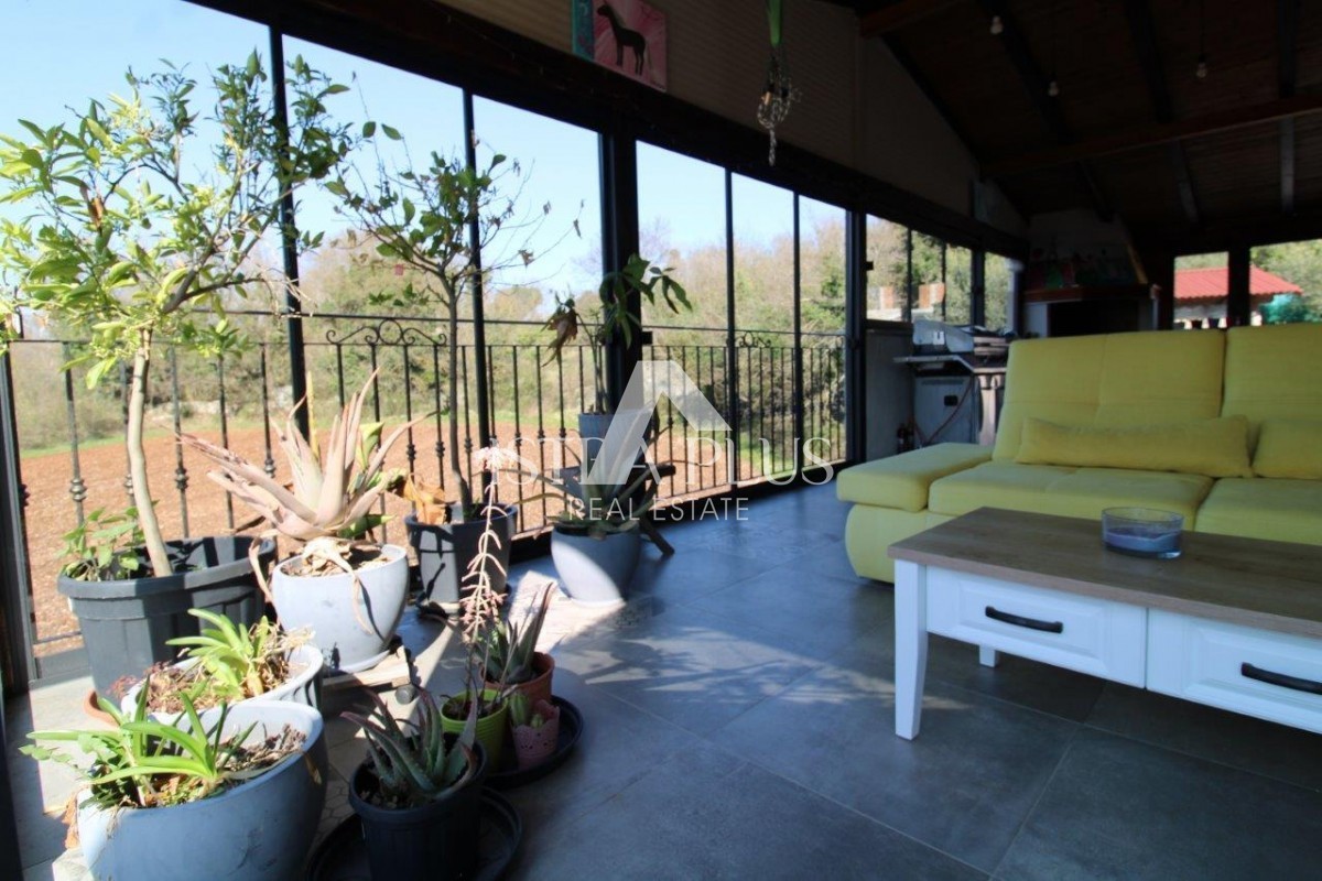 Čudovita lokacija v bližini Poreča, družinska hiša - 160 m², parcela 2000 m², bazen in garaža