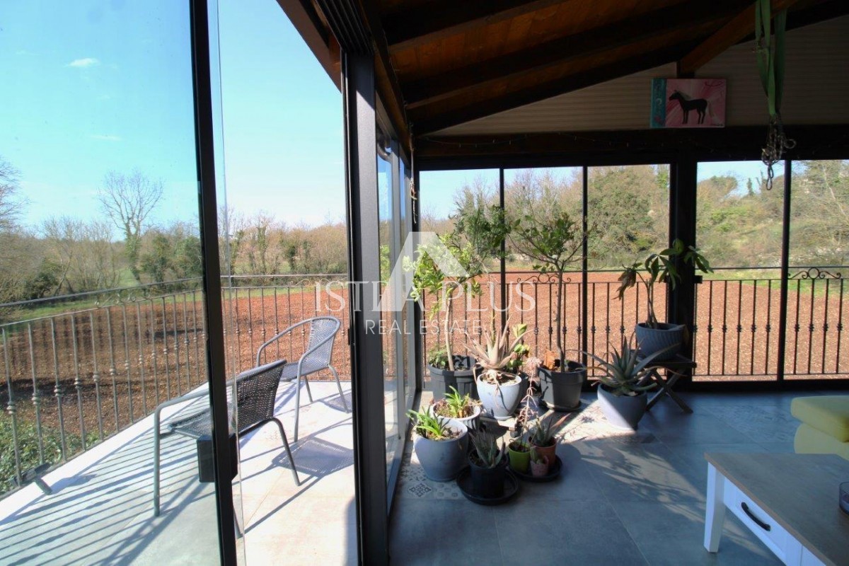 Čudovita lokacija v bližini Poreča, družinska hiša - 160 m², parcela 2000 m², bazen in garaža