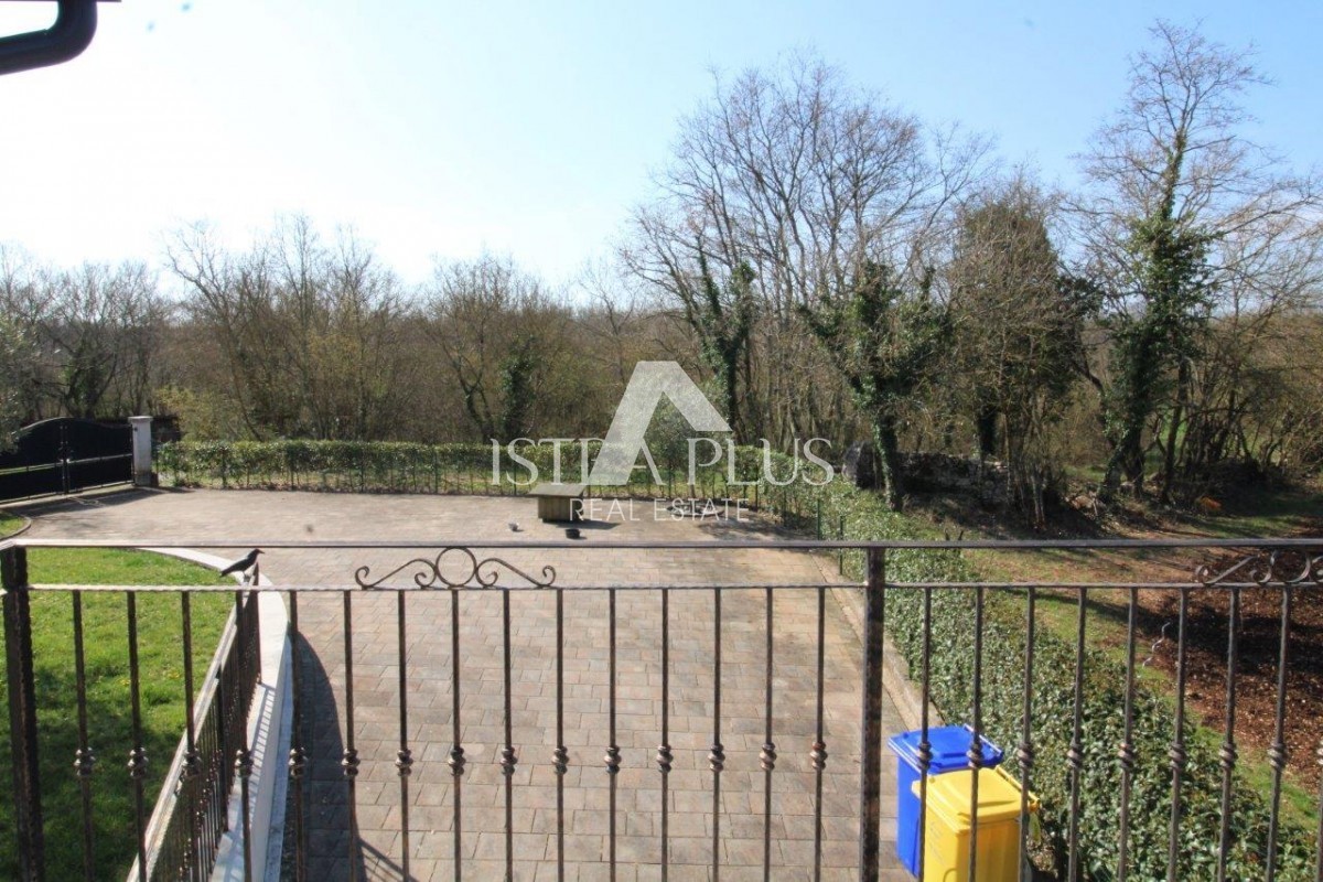 Čudovita lokacija v bližini Poreča, družinska hiša - 160 m², parcela 2000 m², bazen in garaža