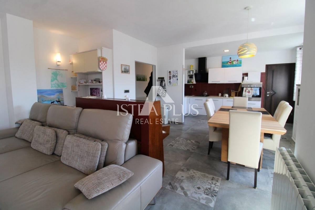 Čudovita lokacija v bližini Poreča, družinska hiša - 160 m², parcela 2000 m², bazen in garaža