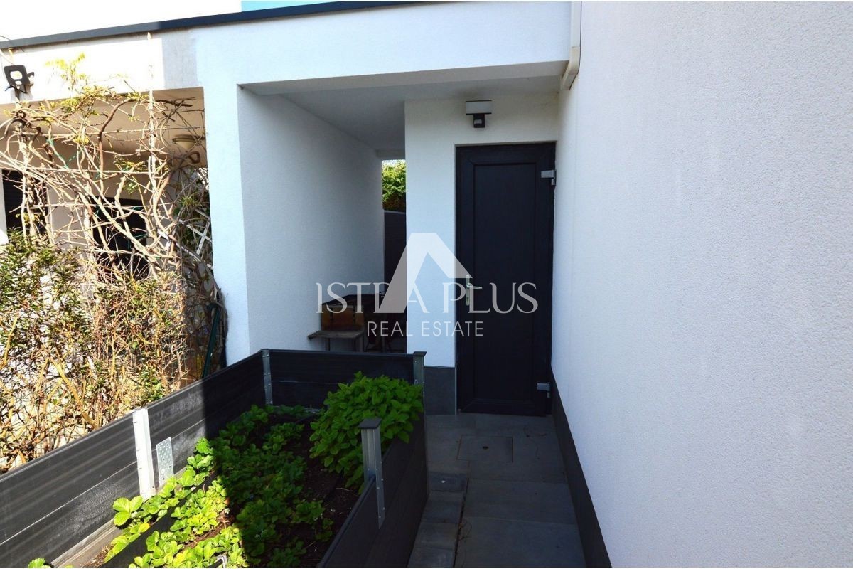 Istra, okolica Poreča - Moderna družinska hiša s čudovitim dvoriščem, pogled na morje