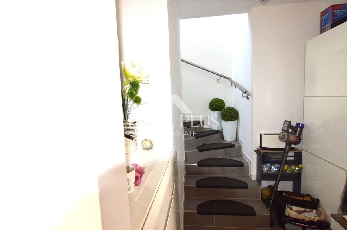 Istra, okolica Poreča - Moderna družinska hiša s čudovitim dvoriščem, pogled na morje