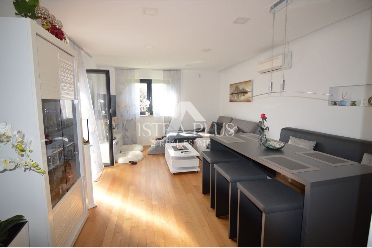 Istra, okolica Poreča - Moderna družinska hiša s čudovitim dvoriščem, pogled na morje