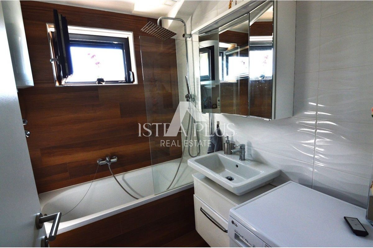 Istra, okolica Poreča - Moderna družinska hiša s čudovitim dvoriščem, pogled na morje