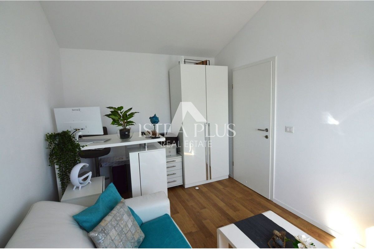 Istra, okolica Poreča - Moderna družinska hiša s čudovitim dvoriščem, pogled na morje