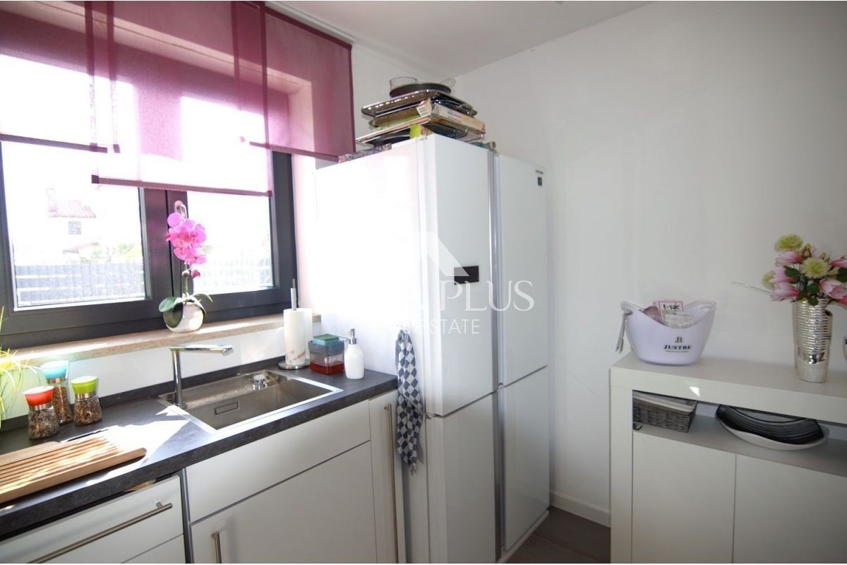 Istra, okolica Poreča - Moderna družinska hiša s čudovitim dvoriščem, pogled na morje