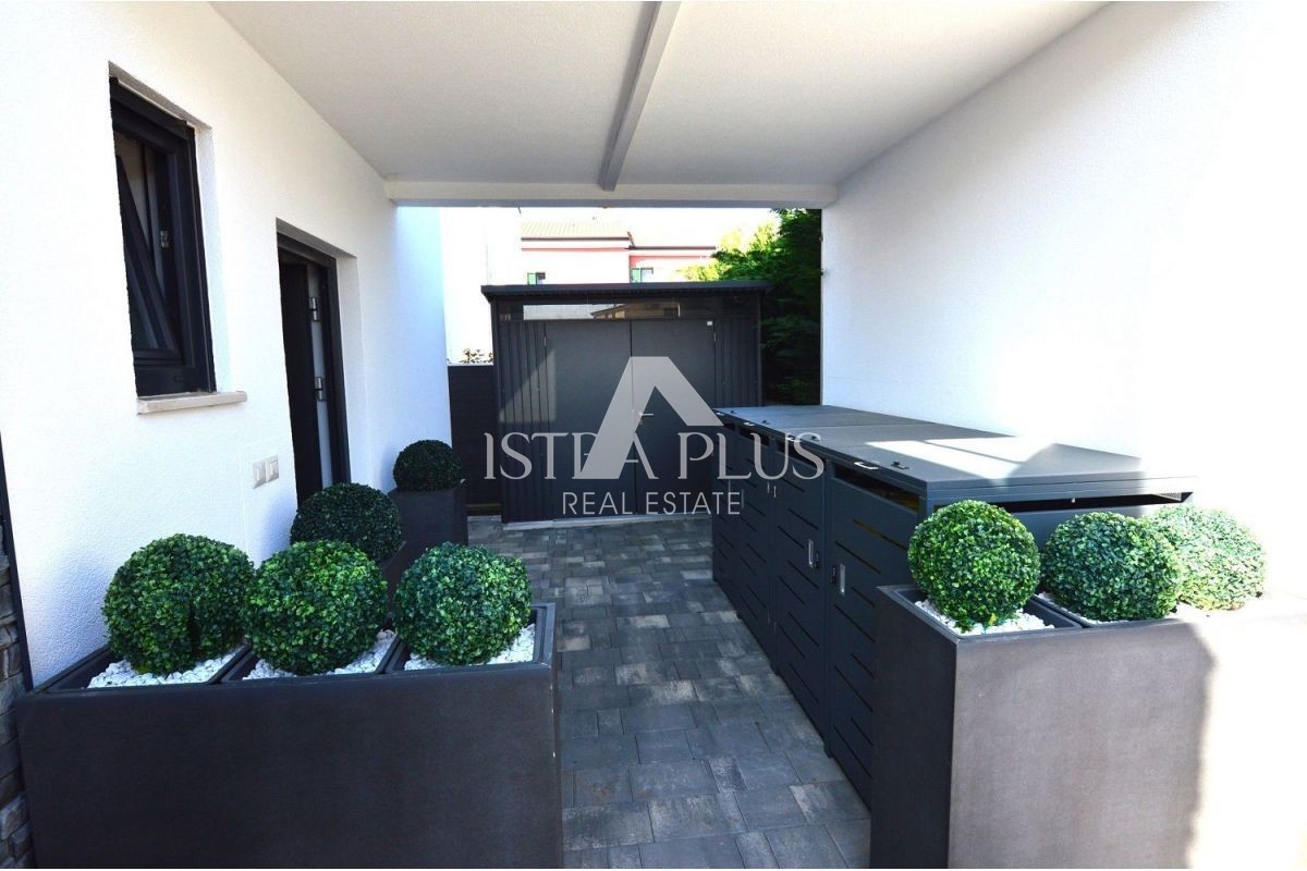 Istra, okolica Poreča - Moderna družinska hiša s čudovitim dvoriščem, pogled na morje