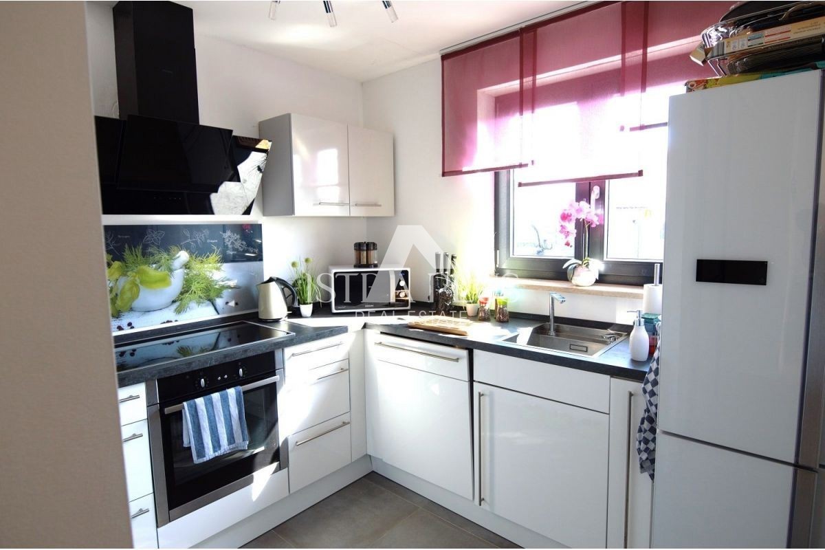 Istra, okolica Poreča - Moderna družinska hiša s čudovitim dvoriščem, pogled na morje