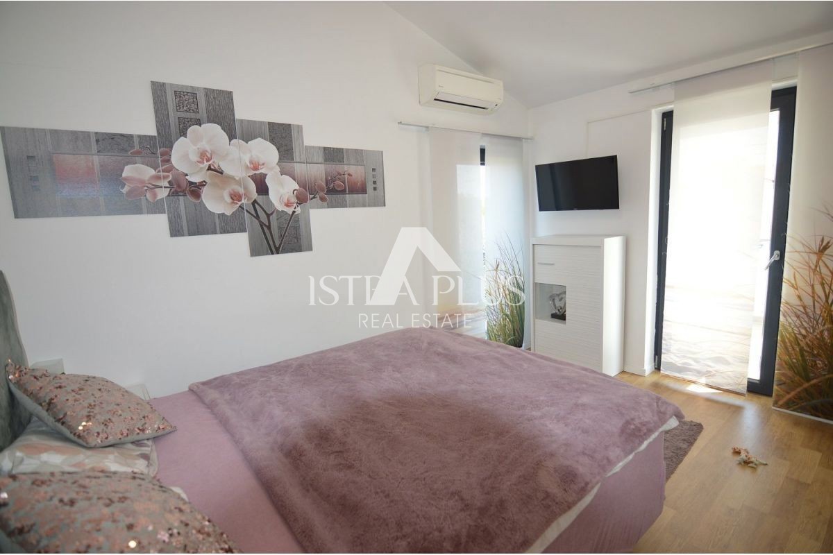 Istra, okolica Poreča - Moderna družinska hiša s čudovitim dvoriščem, pogled na morje