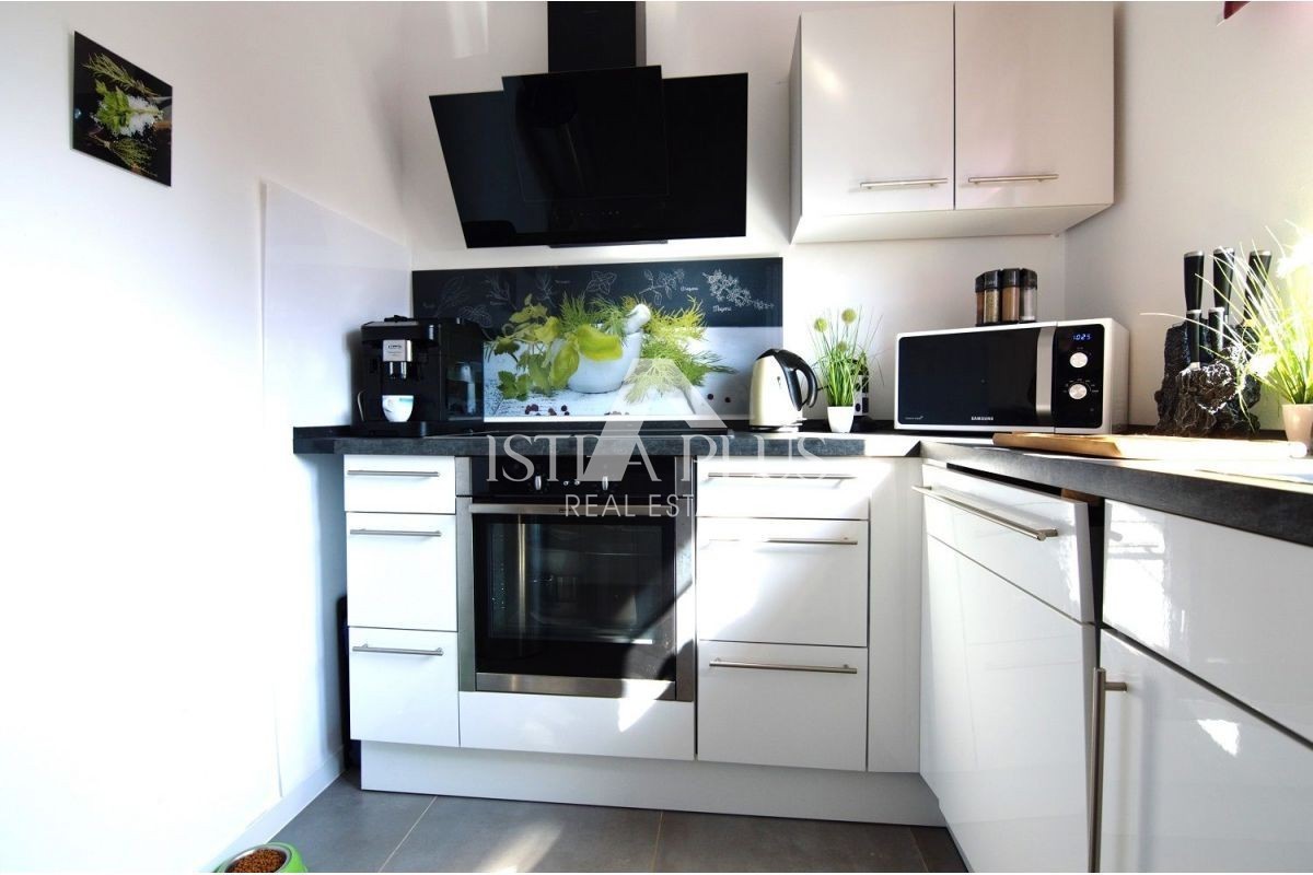 Istra, okolica Poreča - Moderna družinska hiša s čudovitim dvoriščem, pogled na morje