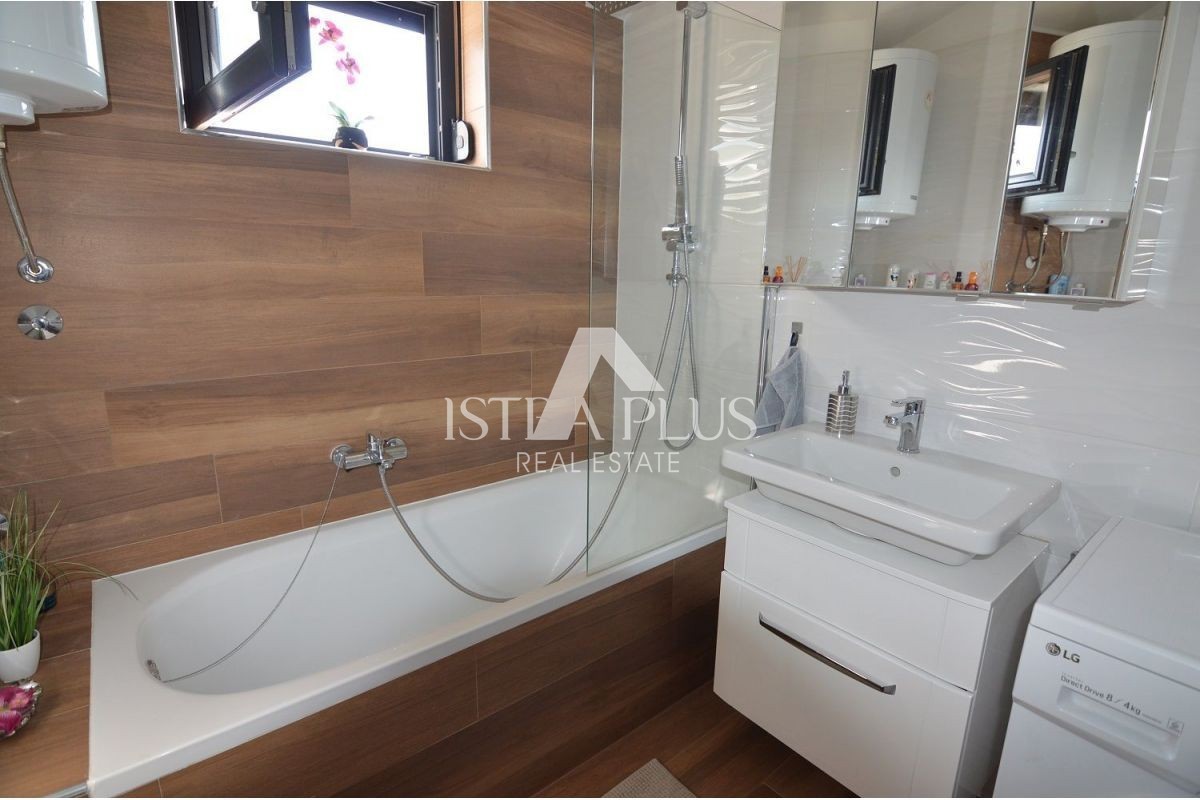 Istra, okolica Poreča - Moderna družinska hiša s čudovitim dvoriščem, pogled na morje