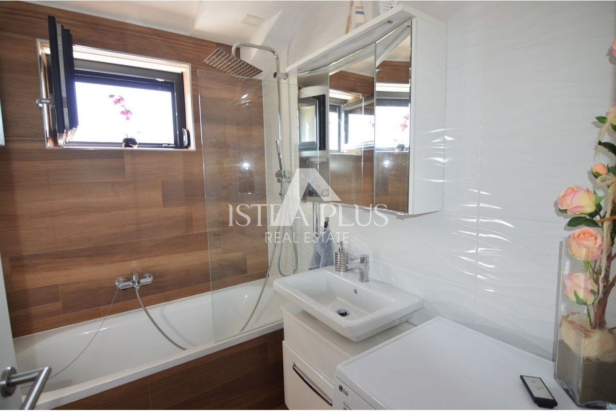 Istra, okolica Poreča - Moderna družinska hiša s čudovitim dvoriščem, pogled na morje