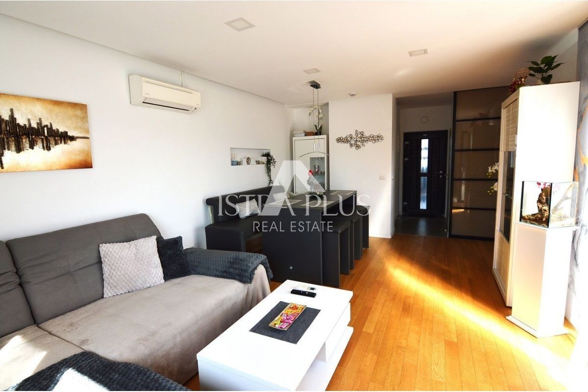 Istra, okolica Poreča - Moderna družinska hiša s čudovitim dvoriščem, pogled na morje