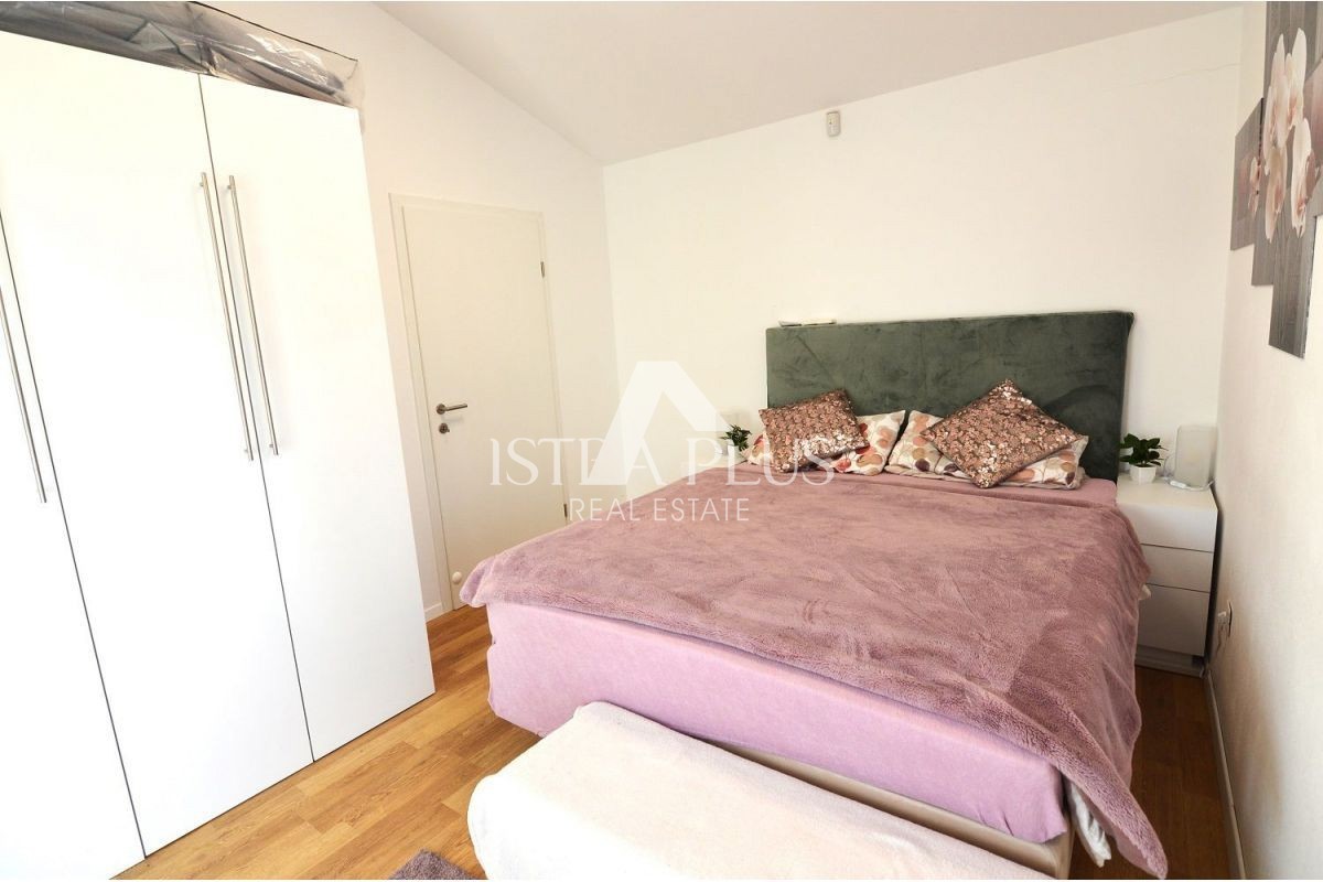 Istra, okolica Poreča - Moderna družinska hiša s čudovitim dvoriščem, pogled na morje