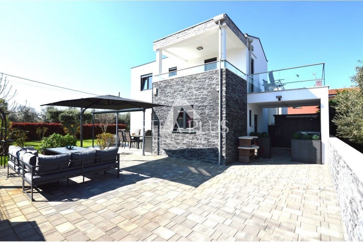 Istra, okolica Poreča - Moderna družinska hiša s čudovitim dvoriščem, pogled na morje