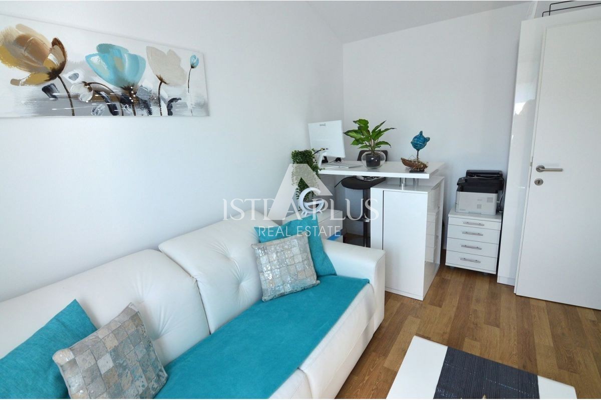 Istra, okolica Poreča - Moderna družinska hiša s čudovitim dvoriščem, pogled na morje