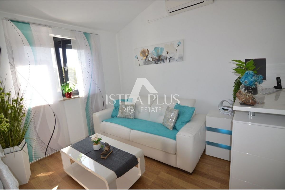 Istra, okolica Poreča - Moderna družinska hiša s čudovitim dvoriščem, pogled na morje