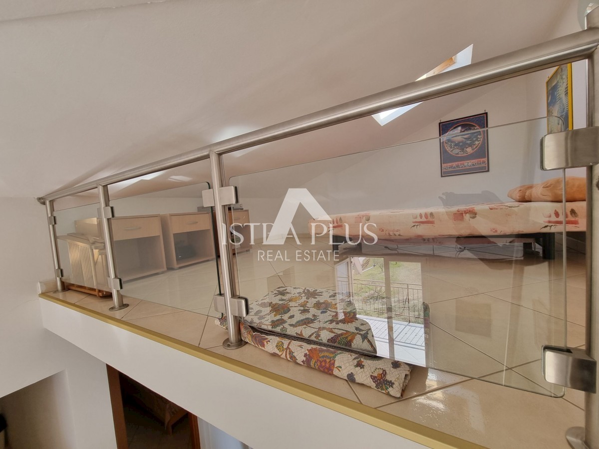 PRILOŽNOST! Stanovanje v centru mesta, 2s+galerija, z odprtim pogledom na morje!