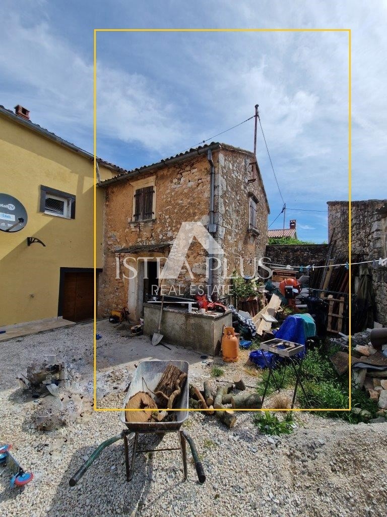 Višnjan okolica, Kamnita hiša za obnovo na mirni lokaciji, Višnjan 7 km