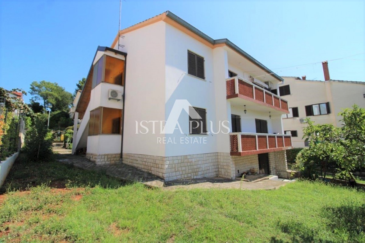 Hiša v Poreču s 3 apartmaji in lepo parcelo