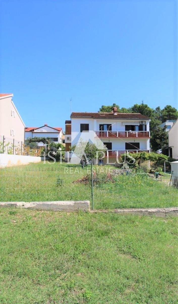 Hiša v Poreču s 3 apartmaji in lepo parcelo