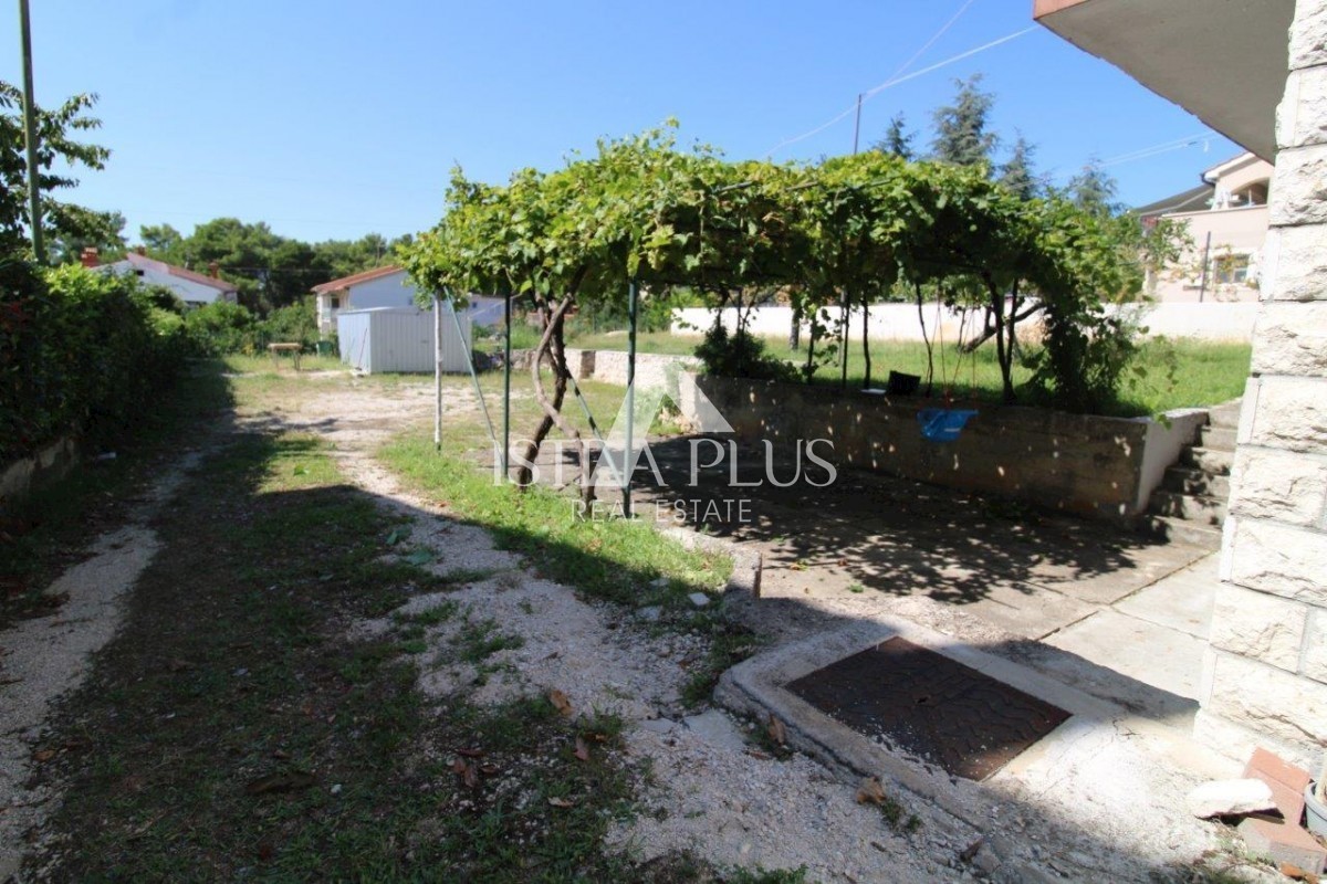 Hiša v Poreču s 3 apartmaji in lepo parcelo