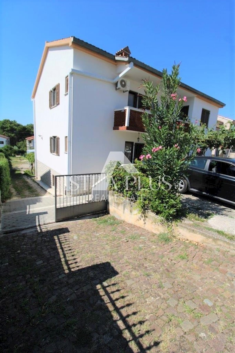 Hiša v Poreču s 3 apartmaji in lepo parcelo