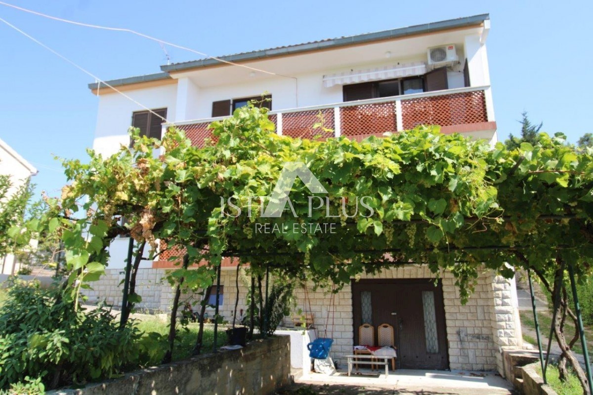 Hiša v Poreču s 3 apartmaji in lepo parcelo