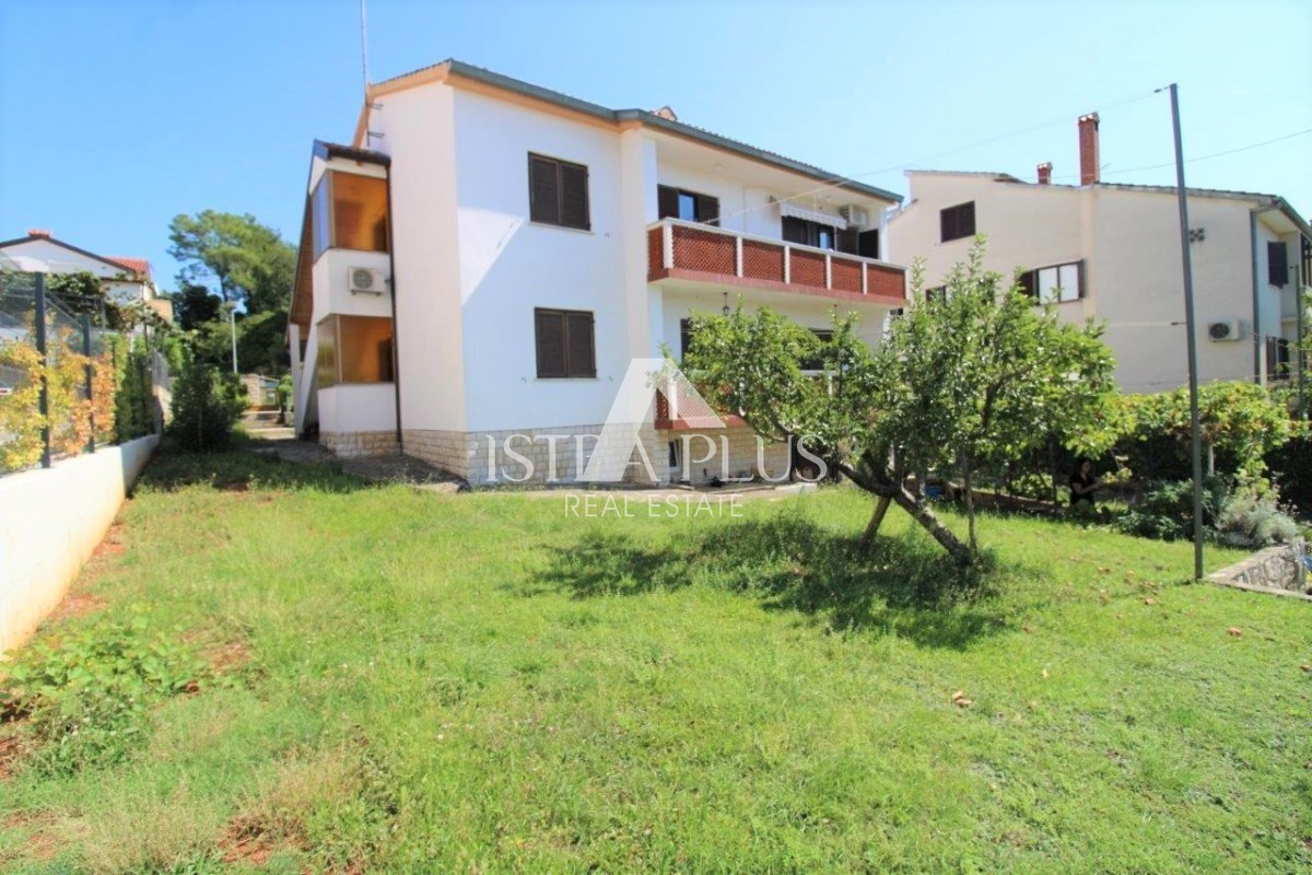 Hiša v Poreču s 3 apartmaji in lepo parcelo