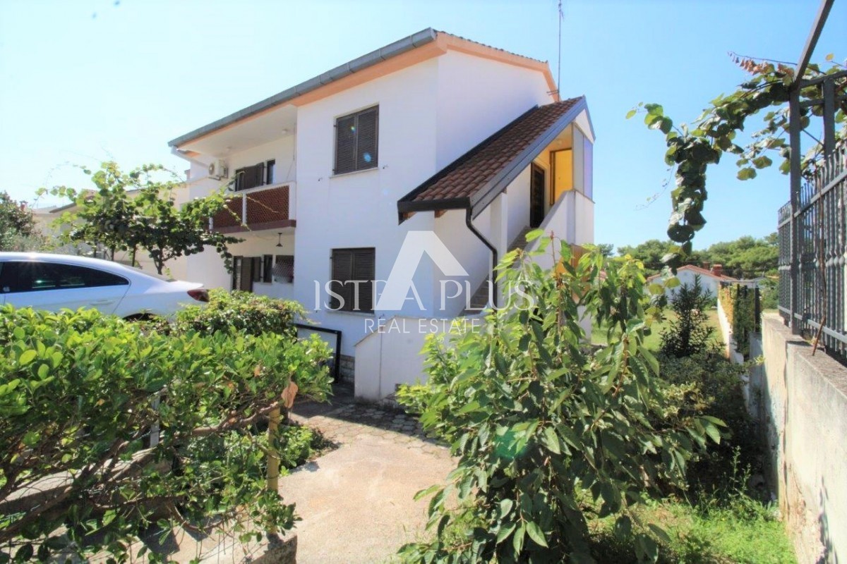 Hiša v Poreču s 3 apartmaji in lepo parcelo