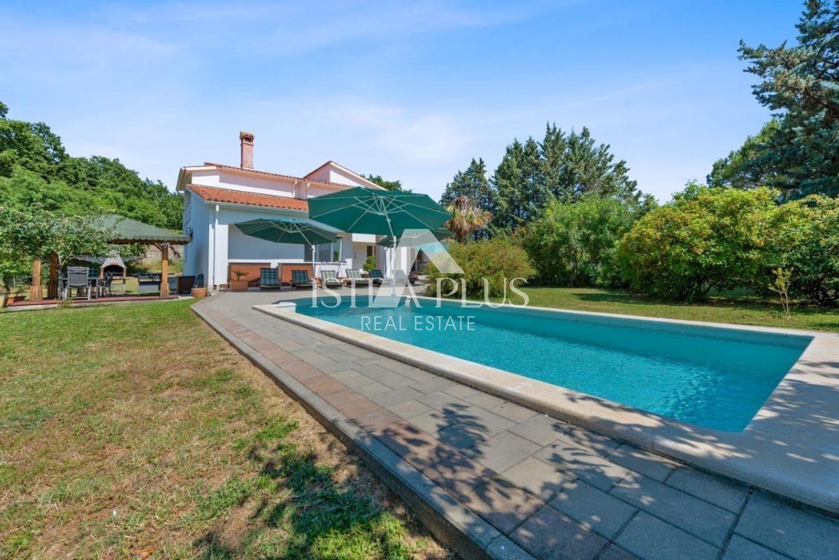 Vila z bazenom in wellnessom
