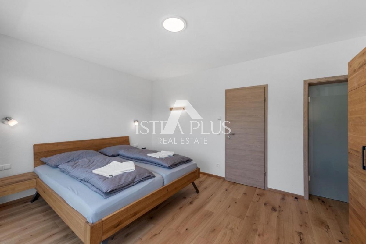 Vila z bazenom in wellnessom