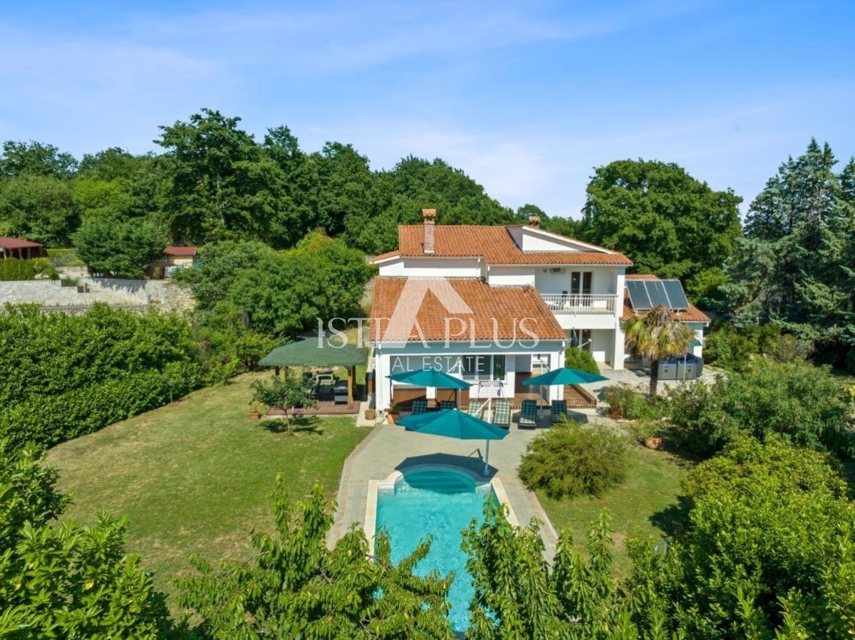 Vila z bazenom in wellnessom