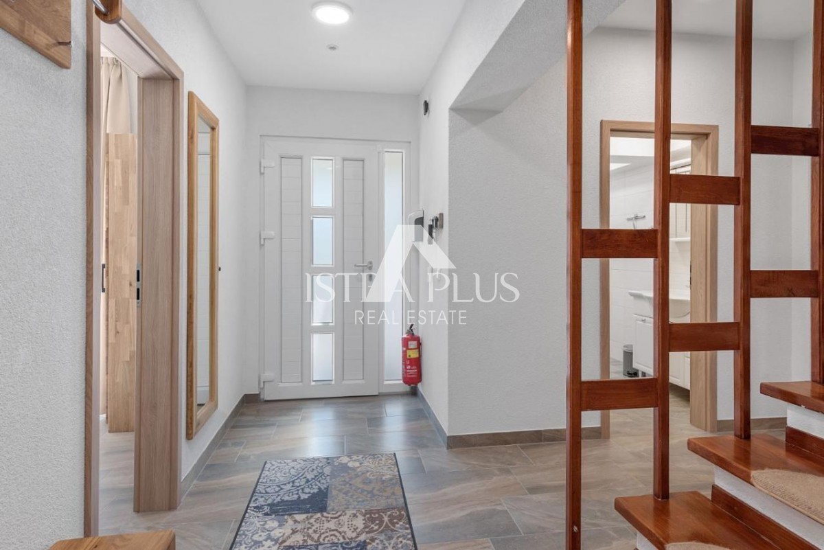 Vila z bazenom in wellnessom