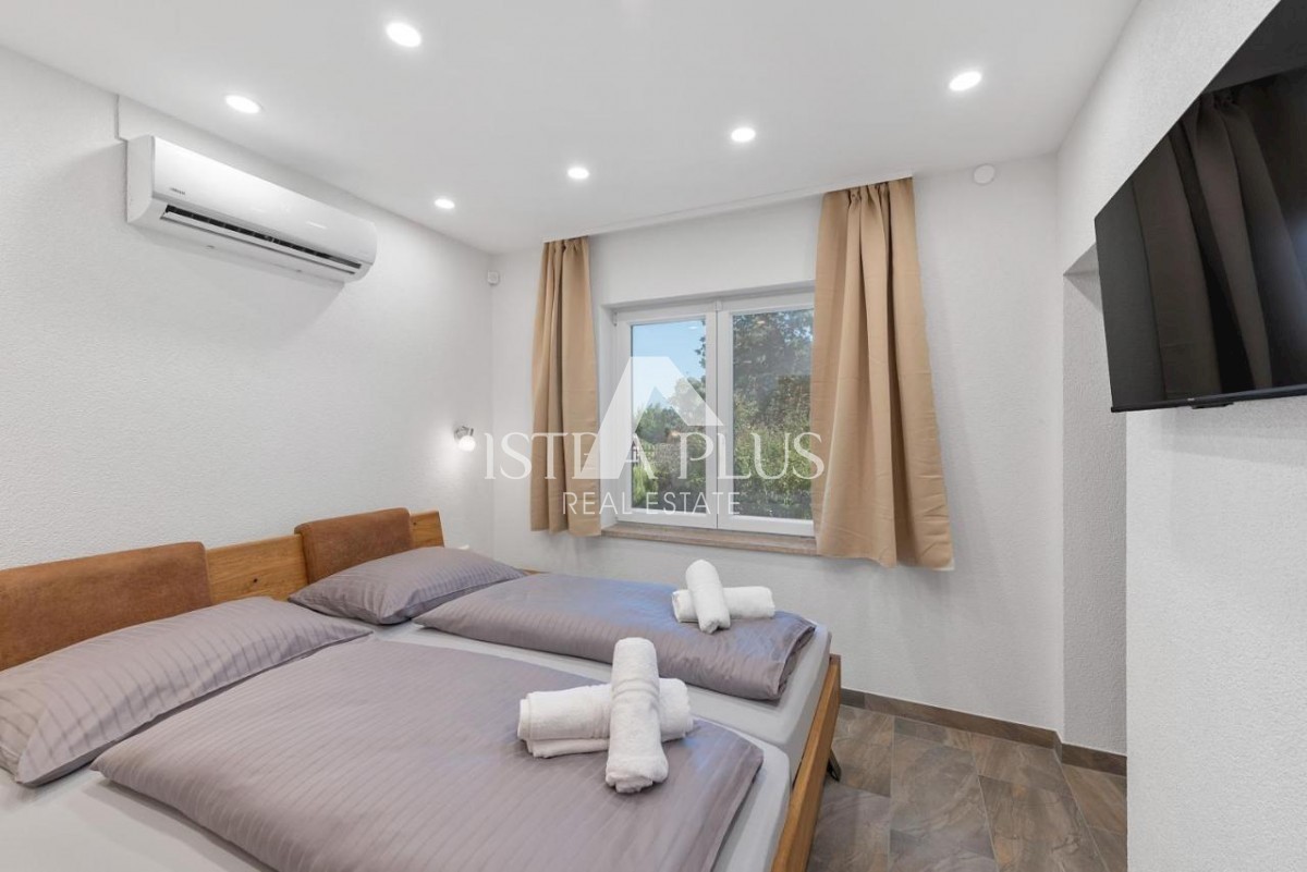 Vila z bazenom in wellnessom
