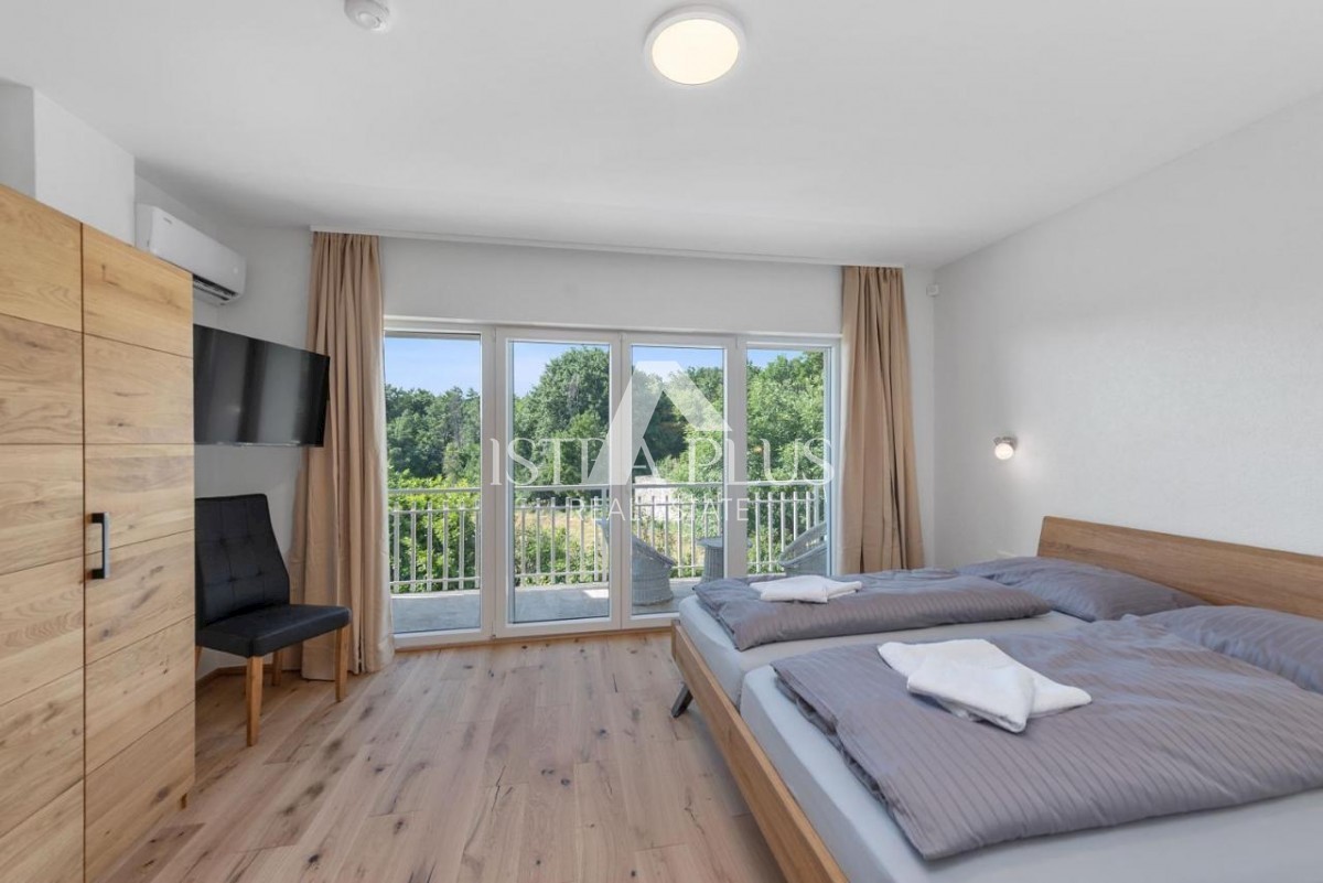 Vila z bazenom in wellnessom