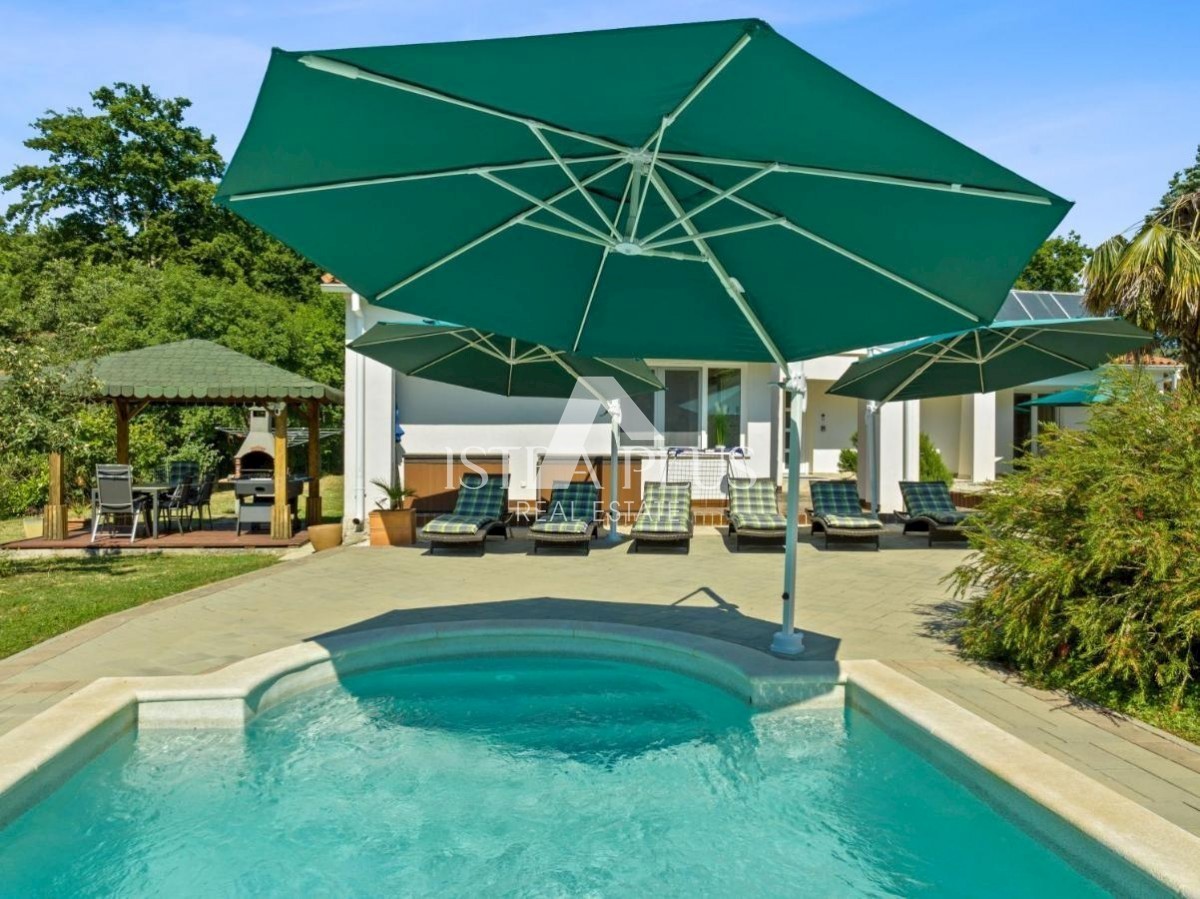 Vila z bazenom in wellnessom